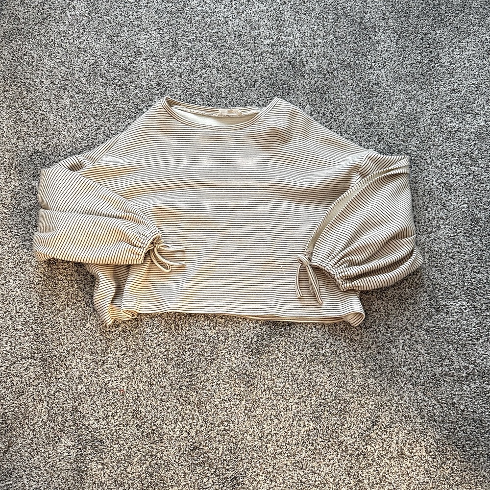 Boutique cropped long sleeve shirt size M/L.